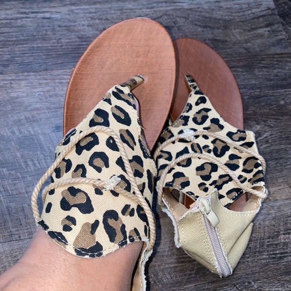 New T-strap Leopard Sandals - Picture 2 of 5